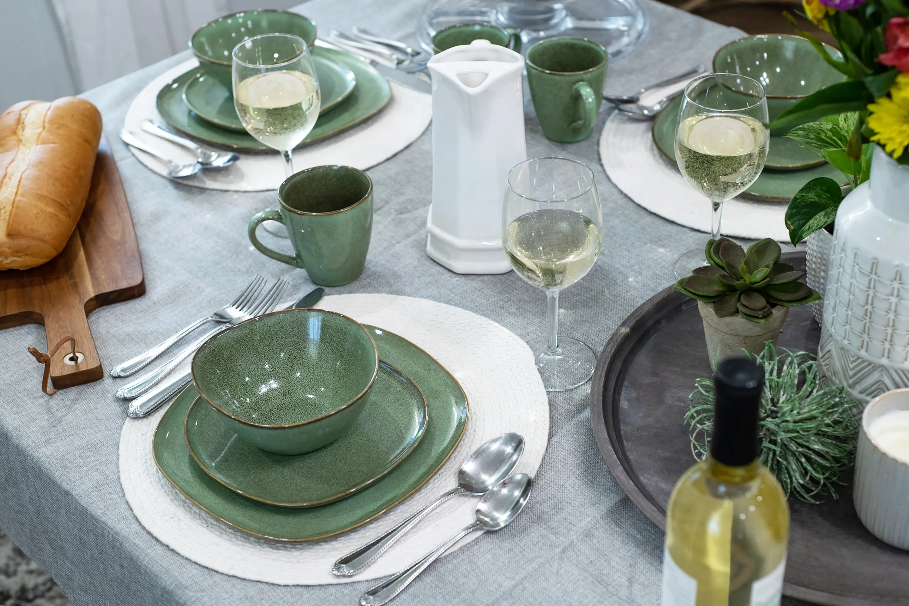 Elanze Designs Modern Chic Smooth Ceramic Stoneware Dinnerware 16 Piece Set - Service for 4, Sage Green