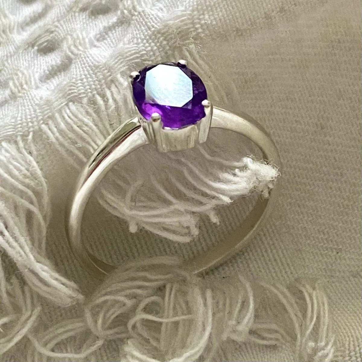 Laihas Gorgeous Oval Crystal Amethyst Ring