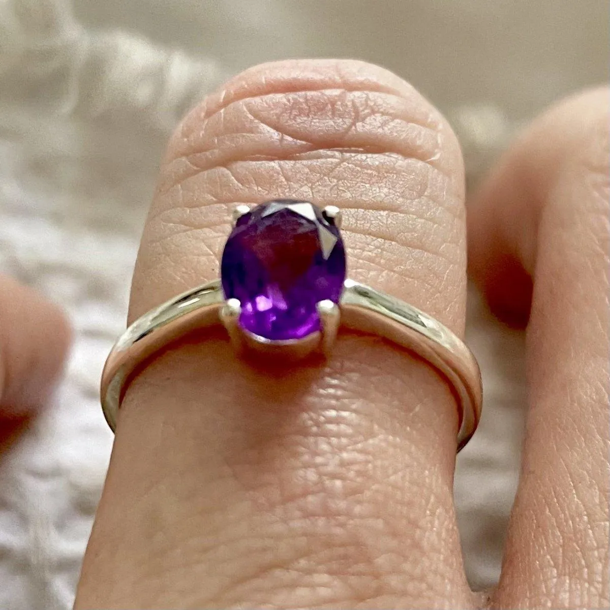 Laihas Gorgeous Oval Crystal Amethyst Ring