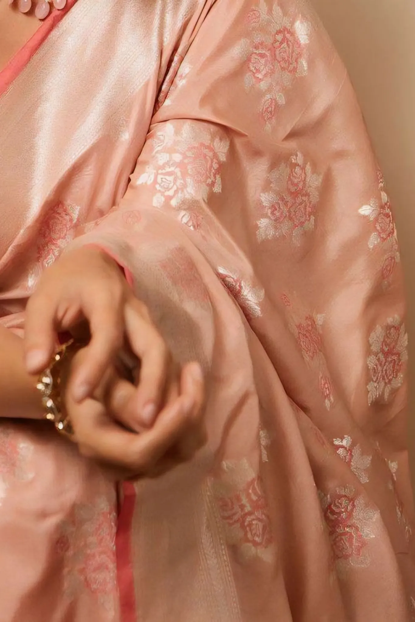 SAREE IS CRAFTED IN A SOFT PASTEL PINK SHADE WICH EXCUDES GRACE AND SUBTLELTY